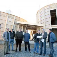 Réunion de chantier autour du maire du Fel, de l’architecte Jacques Lacombe et de Nigel Atkins. La nouvelle poterie ouvrira le 10 juin prochain.