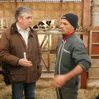 Vincent Descœur, président du Département, et Christophe Puech, éleveur laitier à Arpajon.