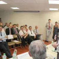 Conférence-débat entre ministre, élus et acteurs économiques, au pôle immobilier d’entreprises.