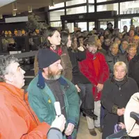 Vincent Descœur à la rencontre des manifestants : ici aux côtés de Michel Ters, agriculteur à Roumégoux qui a hébergé les deux clandestins.