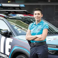 Élodie Charreire fin prête et en tenue pour le départ de la caravane publicitaire du Tour de France.