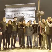 Les élèves ont célébré leur  victoire devant l'Arc de Triomphe.