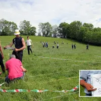 Le dessin dans les mains de Jean-Pierre Lavergne (ci-contre) sera reproduit à l’identique, sur un hectare grâce au travail d’une petite trentaine
de