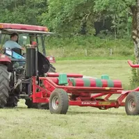 Des éleveurs qui voulaient faner décident finalement d’enrubanner leur herbe à cause du risque de pluie.
