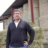 Après son passage aux JA, Éric Fabre adhère à la FDSEA (responsable communal) et prend aujourd'hui la tête du groupe bio départemental.