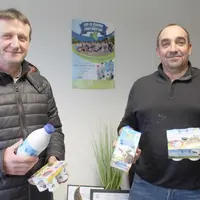Gilbert Domergue et le vice-président Jean-Philippe Vayre présentant la gamme des produits Cant’avey’lot.