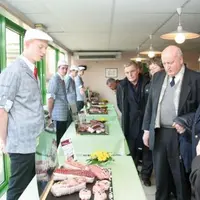 Le président de la Confédération nationale de la boucherie et le président départemental, Claude Meinier, ont salué chacun des 24 candidats.