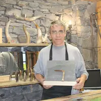 Grâce à l’acquisition de matériel, le couteau “Salers” est désormais assemblé dans la cité éponyme. Il faut, en moyenne, à Géraud Grange et son employ