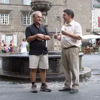 Le journaliste belge Nazim Alfatli (ici avec Bruno Faure) vient de tourner un reportage sur le Cantal.