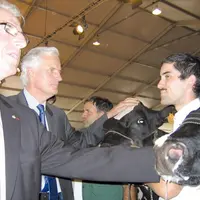 Le ministre de l’Agriculture Michel Barnier, ici aux côtés de Roger Blanc, devrait inaugurer la 17e édition du Sommet de l’élevage (photo d’archives).
