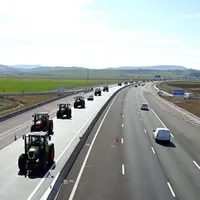 Des convois de tracteurs formant plusieurs kilomètres de ralentissement sur les autoroutes pour rejoindre Clermont-Ferrand et Lyon, comme témoins d’un