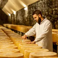 Une intégration définitive des tunnels dans l’aire d’appellation cantal : un soulagement pour les fromagers et affineurs. Ici Cyprien Duroux dans le t