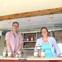 Thomas Gras et son épouse dans le food-truck de la Ferme du Graillou.