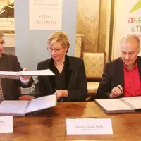 Les signataires d’un “protocole eau”, réunis en préfecture, lundi 10 février. 