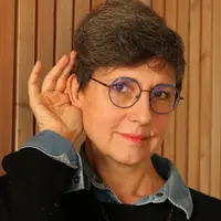 Delphine Astoux a fait de son travail sur sa propre voix une méthode au service de cet instrument naturel.