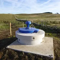 Source et son périmètre de protection immédiat clôturé sur Lugarde-Marchastel.