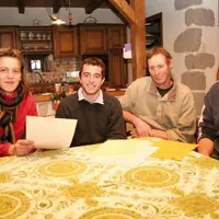 Sabine Courchinoux, animatrice de l'Atec, Christophe Estival, agent de remplacement, Julien et Christian Broussal, membres du Gaec de Jaulhac.