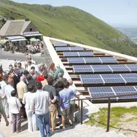 Autonome en énergie, la maison de site est équipée de panneaux solaires pour la production d’électricité.
