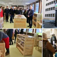 Les partenaires et invités lors de l’inauguration, tandis que se poursuivait la journée de vente ordinaire, 
entre ré-achalandage des rayons et vente
