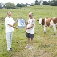 Gérard Troupel sur son exploitation des Garrigues de Nieudan, aux côtés de Vincent Vigier, technicien à la Chambre d’agriculture, chargé de l’animatio