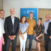 Sophia Bon, secrétaire médicale, et les docteurs Marie Barrière et Lionel Guerquin, entourés des élus du département Marie-Hélène Roquette, Gilles Com
