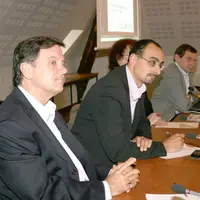 Les débats avec des témoignages apportés entre autres, par Bruno Bichara (second à gauche de la photo) et Daniel Kiernan, à sa droite.