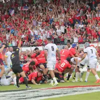On joue depuis 19 minutes. Le pack aurillacois emporte tout et Latuka Maituku plante le premier essai du match.