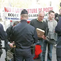 Les forces de l’ordre ont filtré l’accès au CDEN pour éviter tout débordement et sécuriser le bâtiment de l’État.