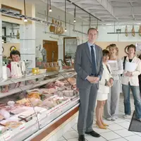 Une boutique en centre-ville de Pierrefort, plutôt accueillante et qui fleure bon l’authentique.