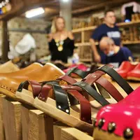 Des galoches, "des vraies", mais aussi des sabots dont certains très fantaisie. Compter un peu moins de 90 euros pour une paire de sabots, jusqu'à 115
