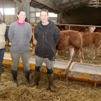Aurélie et Sylvain Caumon en compagnie de François Martin, animateur du syndicat départemental des éleveurs de race limousine.