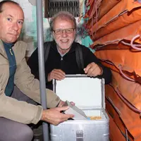 Opération de contrôle et maintenance pour Raymond Piccoli et Ferdinand Patt auprès de la toute jeune station d'enregistrement du Lioran.