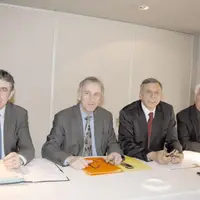 De gauche à droite : MM. Descœur, Pourquier, et Luche, accueillis à Aumont Aubrac par Alain Astruc, maire et conseiller général (à droite).