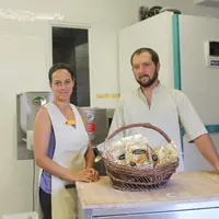 Boulangers, et désormais artisans pastiers, Sylvestre et Aurélie Menuel combinent les deux activités avant de s’investir uniquement sur la fabrication