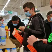 Une bonne quinzaine d'agriculteurs ont écumé les rayons lait et produits laitiers des grandes surfaces aurillacoises pour dénoncer des prix anormaleme