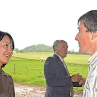 Discussion entre les journalistes japonais et les éleveurs du Gaec Montagnier, à Isserpent, dans l’Allier.