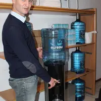 Raynald Chameret devant la fontaine à eau pour particuliers proposée aux Teissiérois.
