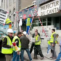 La Capeb a érigé un mur devant l’entrée de la préfecture, mettant en scène leurs revendications.