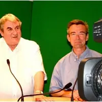Le Père Jean Cheminade et Jacques Bourassa devant les caméras de la Web TV du diocère.