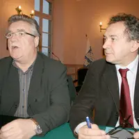 Christian Montin et Pierre Jarlier se mobilisent, via l’AMF 15, pour que le Cantal ne perde pas de nouveaux postes d’enseignants.