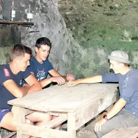 La vie dans les burons peut, parfois, être assez rude. Bastien, Alexis et Pierre-Étienne en ont fait l’expérience : entre humidité et froid, les nuits