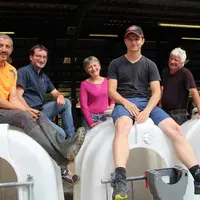 Au premier blanc de gauche à droite : François Bonnet et Anthony Bacquie, au second : Clément Raymod et ses parents Suzanne et Michel.
