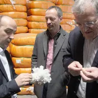Les élus de la Caba ont visité l’usine Abeil aux côtés d’Hervé Venzac, directeur du site.