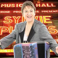 La petite fille de Paulhenc, devenue vedette de l’Olympia, dédiera son prochain spectacle à André Verchuren, son parrain disparu en 2013.