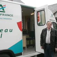 Pierre Arnal sillonne les routes du département à la rencontre des clients n'ayant pas de moyens de transport pour rallier une des 30 agences de la ba