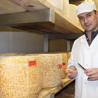 Géraud Brunhes est un passionné de fromages, avec un faible pour les cantal et salers de plus de 365 jours d’affinage...