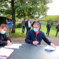 Vendredi 9 octobre, signature officialisant les nouvelles conditions du prix de vente de la génisse indexé sur les charges de production avec chaque a