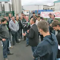Syndicalistes et représentants de Sodiaal sur le site sanflorain, qui demande 55 millions de lait par an dont 70 % pour ses AOP.