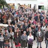 Le directeur général des services du Conseil départemental, s'adressant au personnel réuni dans l'atrium.