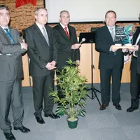 Guy Lafon et Alain Lespine ont reçu le trophée Coach Cantal 2010 des mains de Paul Mourier, préfet du Cantal (troisième en partant de la gauche).